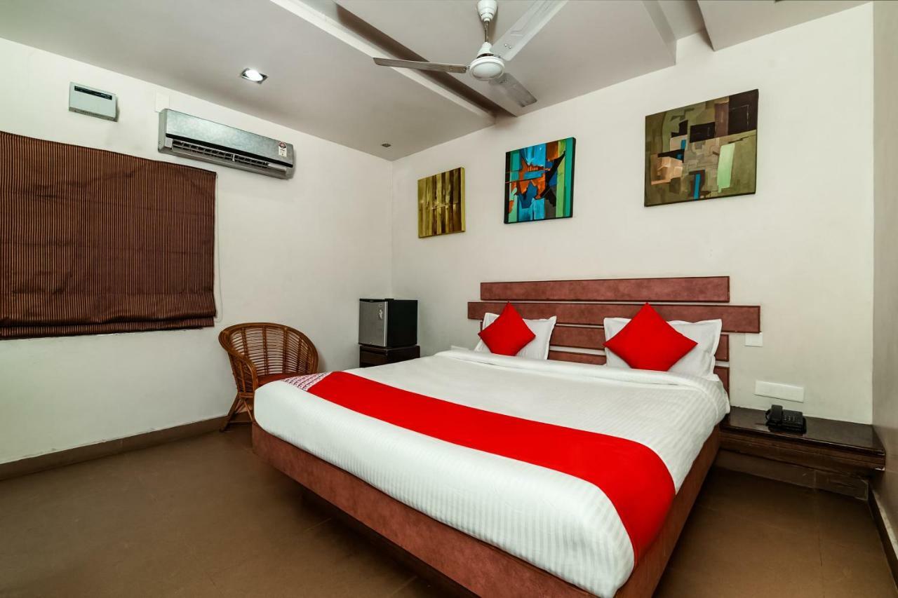 Oyo 28856 Manjeera Inn Visakhapatnam Bagian luar foto