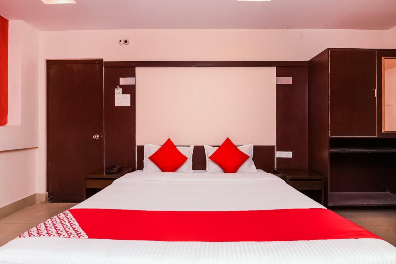 Oyo 28856 Manjeera Inn Visakhapatnam Bagian luar foto