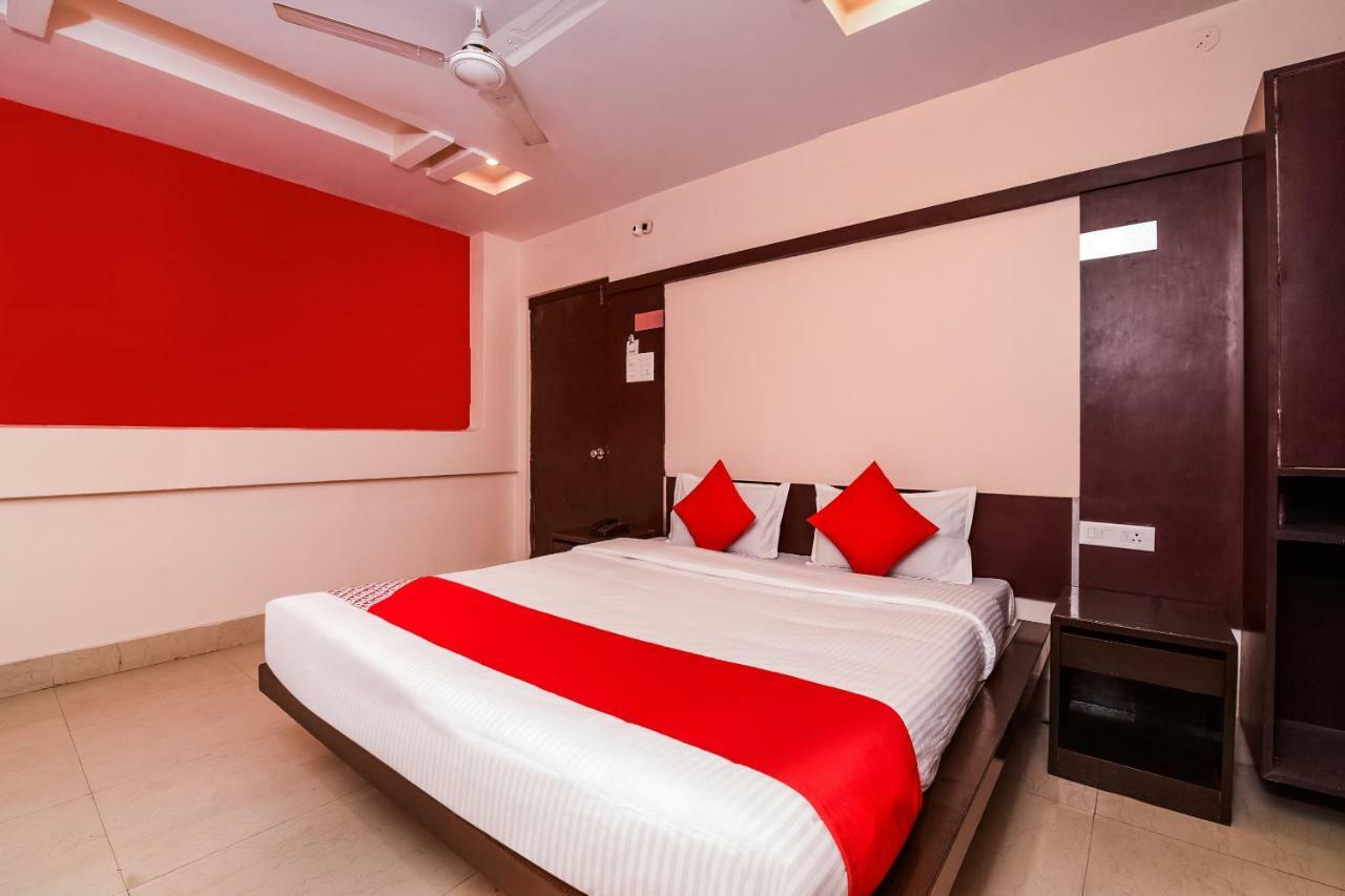 Oyo 28856 Manjeera Inn Visakhapatnam Bagian luar foto