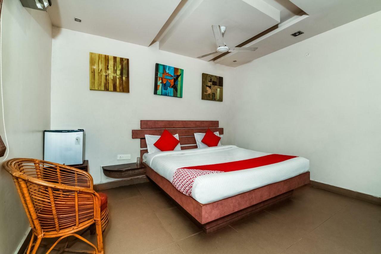 Oyo 28856 Manjeera Inn Visakhapatnam Bagian luar foto