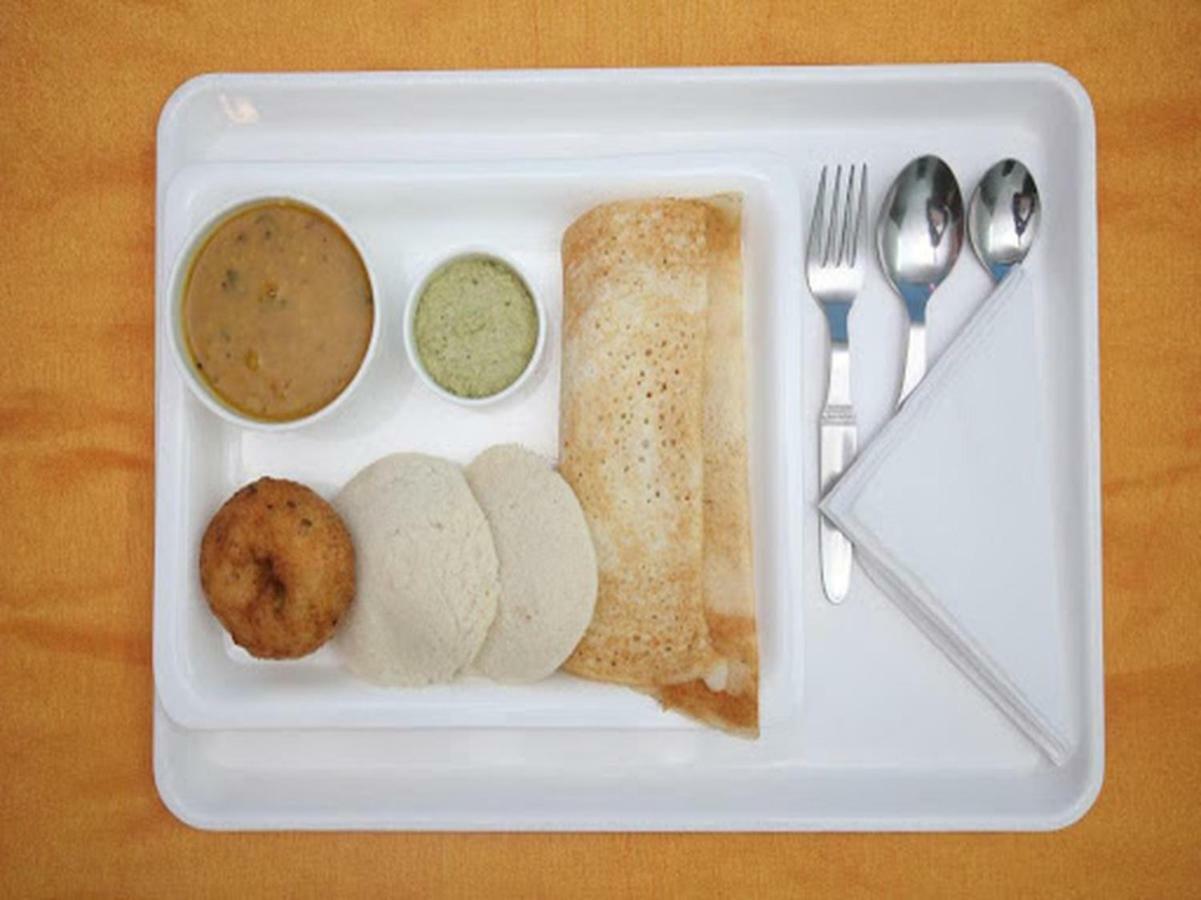 Oyo 28856 Manjeera Inn Visakhapatnam Bagian luar foto
