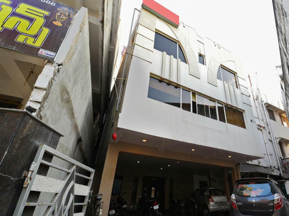 Oyo 28856 Manjeera Inn Visakhapatnam Bagian luar foto
